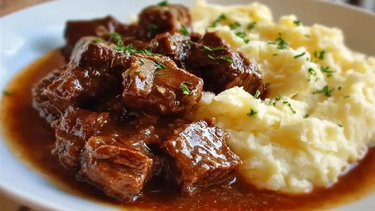 Bœuf Bourguignon mijoté servi avec des légumes frais et des herbes aromatiques.