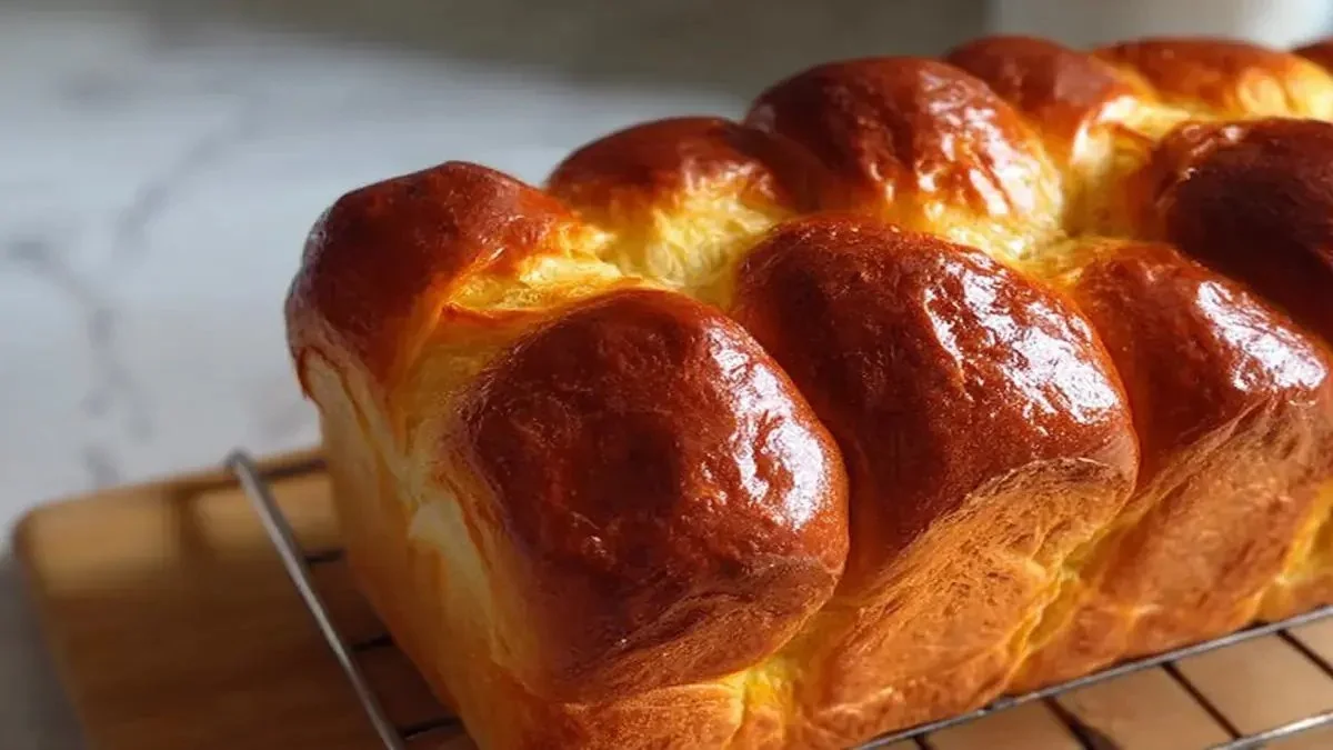 Brioche Nanterre à la mie filante, dorée et moelleuse, prête à être dégustée.