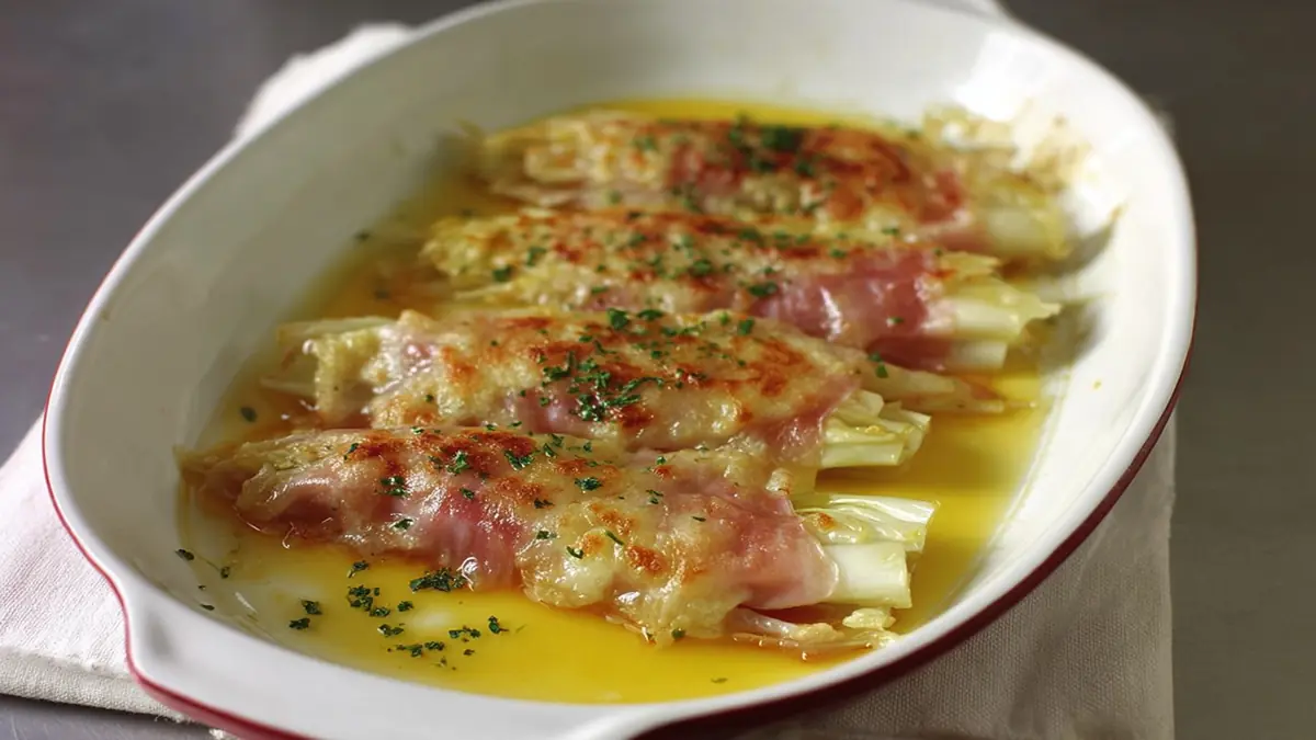 endives enroulées de jambon gratinées au fromage dans un plat à gratin