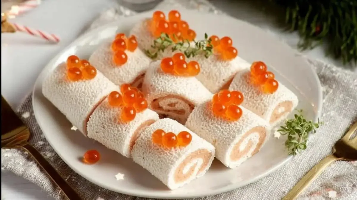 Mini bûches de saumon et tarama sur une assiette, présentation colorée et appétissante.