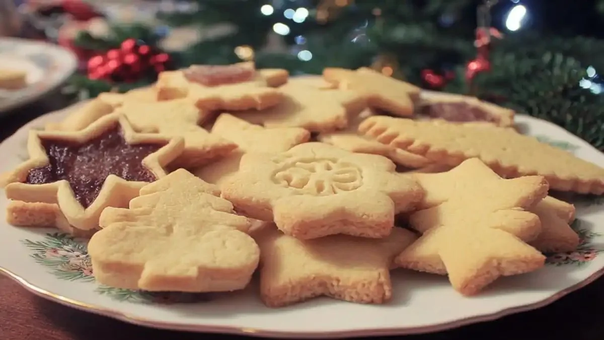 Petits sablés de Noël décorés sur une assiette festive