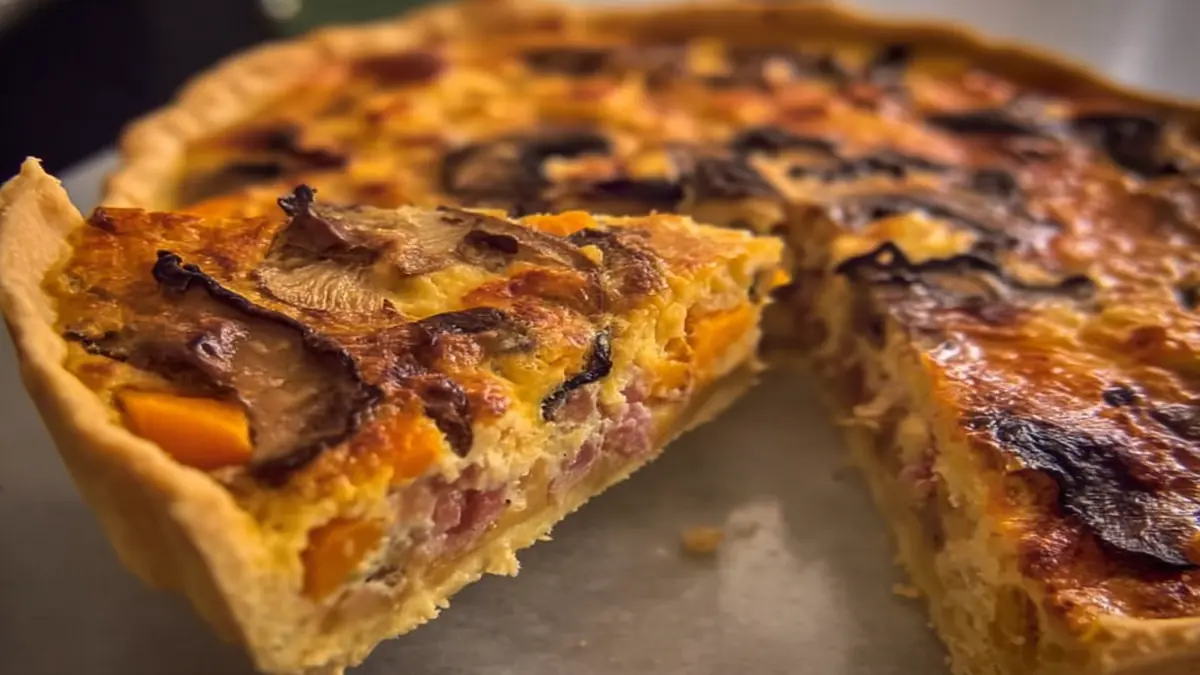 Quiche rustique aux champignons et lardons avec croûte dorée et légumes rôtis