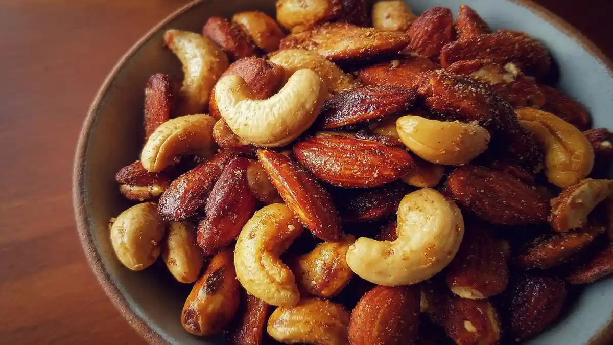 bol de noix grillées assaisonnées, incluant amandes, noix de cajou et cacahuètes