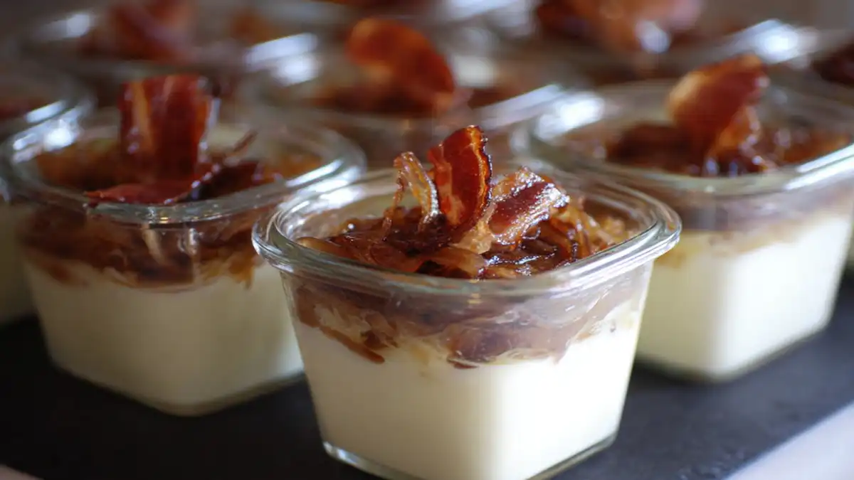 Verrines de velouté crémeux garnies de lardons croustillants et d'oignons caramélisés