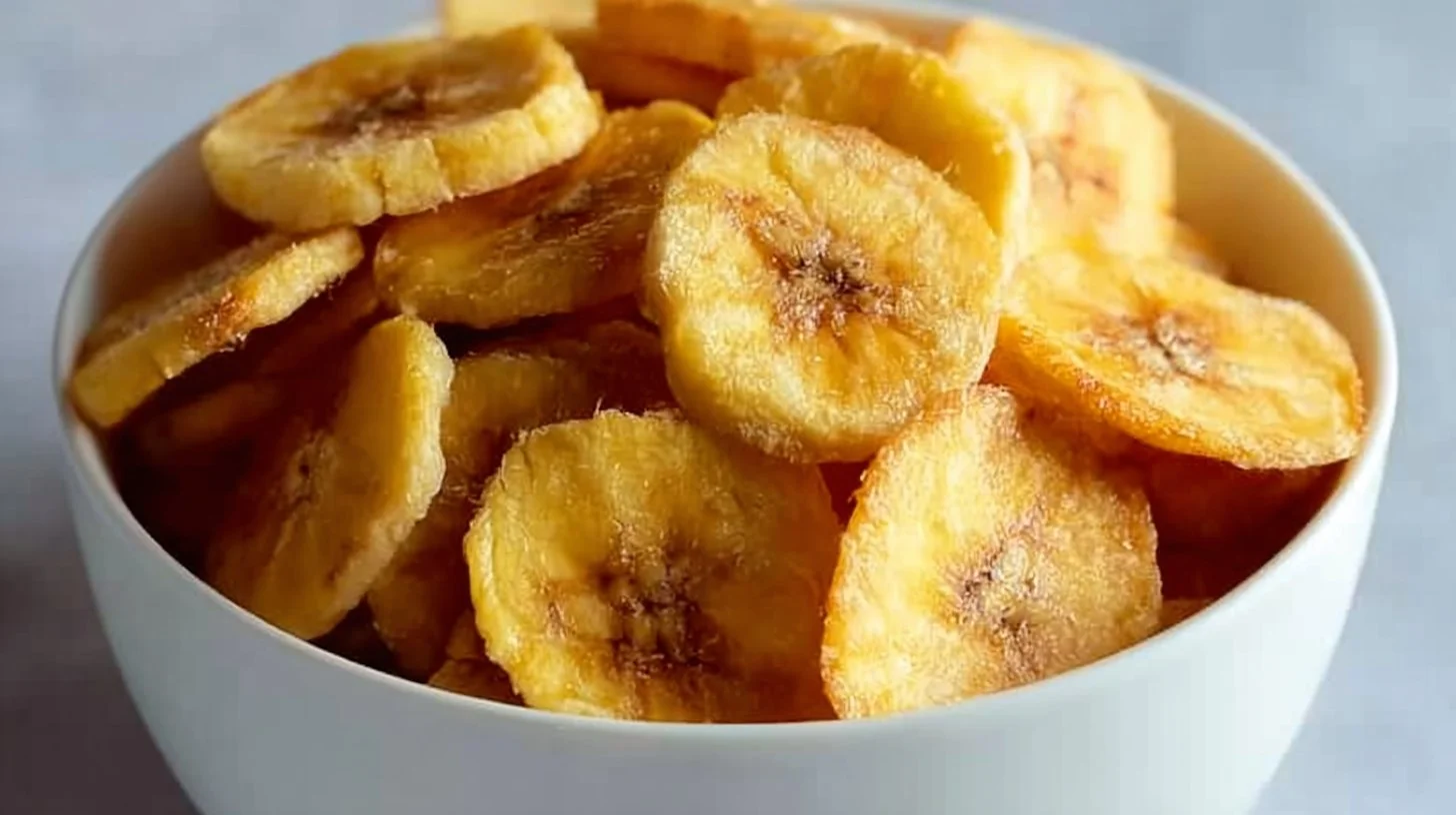 Chips de banane croustillantes préparées à l'air fryer pour un snack sain