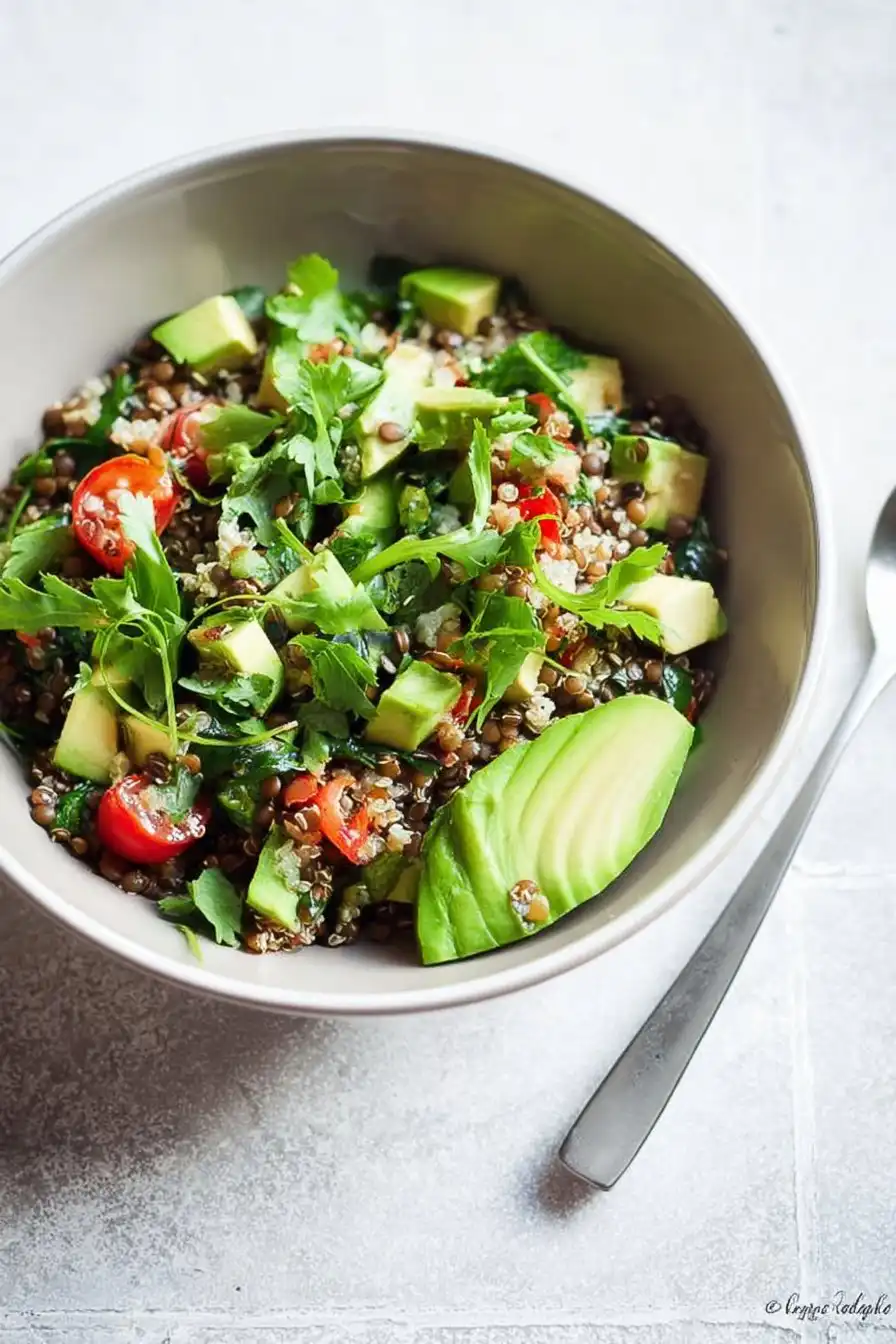 Salade de Quinoa, Lentilles et Avocat - Nourriture pour l'Amour